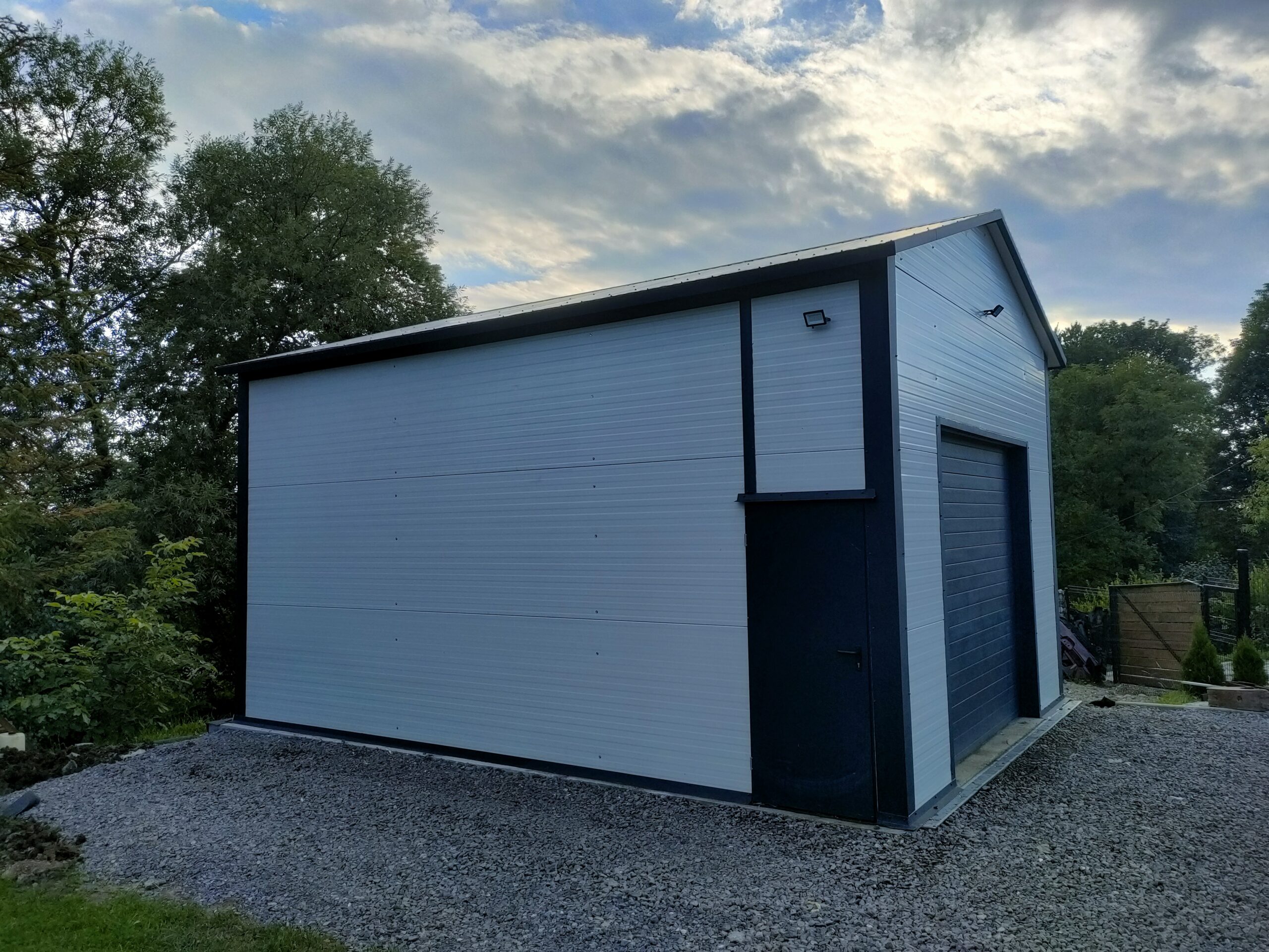 Garaże stalowe na wymiar